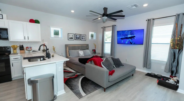 Pet Friendly Modern Zen Studio Retreat W/ Hot Tub! Home by RedAwning, 预订 酒店 奥兰多 奥兰多迪士尼