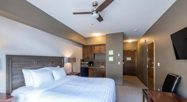 Glacier Mountaineer Lodge