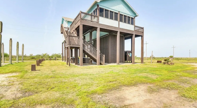 Коттедж Canal-front Coastal Getaway in Gilchrist w/ Deck