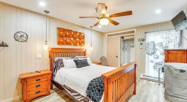 Walk to Slopes: Snowshoe Condo w/ Sunroom, Забронировать Апартаменты/квартира Отели Сноушу с парковкой, рядом с Лыжный подъемник Soaring Eagle Express, Парковка
