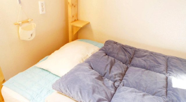Кровать в общем номере (мужской номер) Baozen Guesthouse