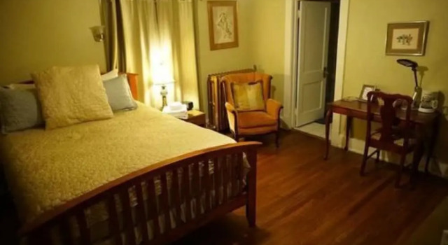 University Circle Bed and Breakfast, Забронировать Отель Кливленд штат Огайо, рядом с Историческое общество Вестерн-Резерв