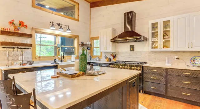 Коттедж Blue Ridge Cabin w/ Hot Tub, Deck & Mountain Views