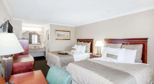 Четырёхместный номер Standard Days Inn by Wyndham Destin