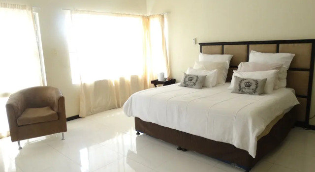 Двухместный люкс Luxury с балконом Global Village Guesthouse
