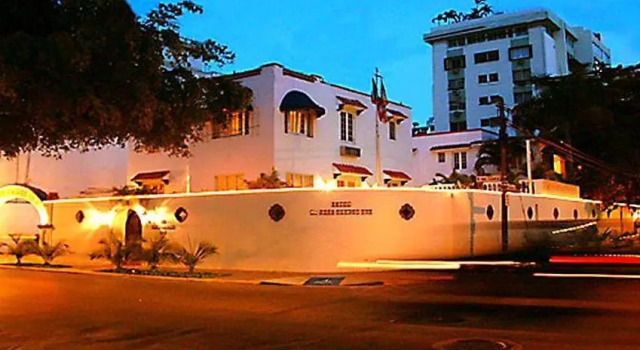 Кровать в общем номере At Wind Chimes Boutique Hotel