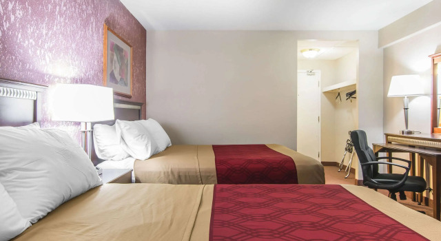 Четырёхместный номер Standard Econo Lodge