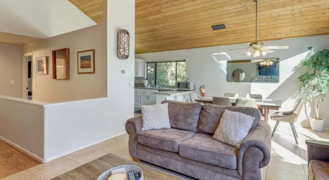 2 Decks! Pet-friendly Lake Arrowhead Cabin, Book Feriehus Hoteller i Blue Jay med parkering, Parkering