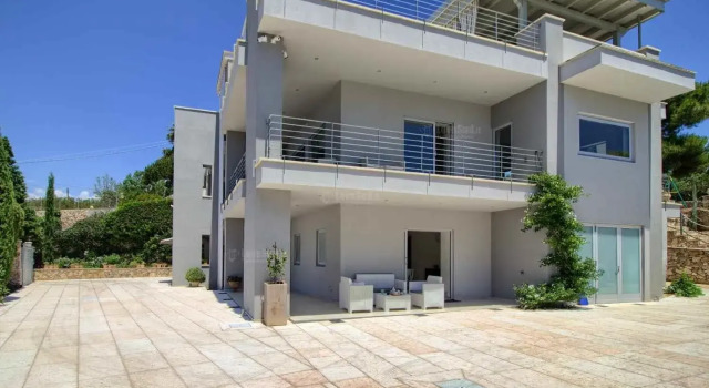 Apt B - Beach View Villa Controvento