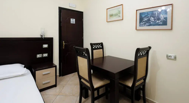 Opus Hotel, Prenota Hotel Hotel a Berat County con parcheggio, Parcheggio