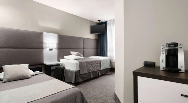Travelodge by Wyndham Montreal Centre, Забронировать Отель Отели Монреаля с парковкой, рядом с Place Dupuis, Парковка