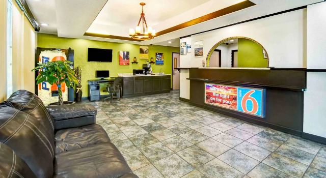 Lakeside Inn Lake Havasu City, Забронировать Отель Отели Лейк-Хавасу-Сити с парковкой, рядом с Psychic Advisor, Парковка