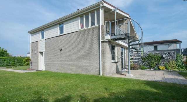 Semi-detached house near Noord-Beveland Beach, Book Vacation Home Kamperland 