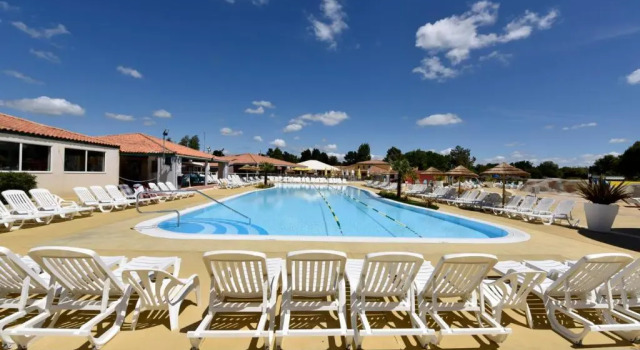 Mobile home 64528 TyBreizh Holidays in Les Charmettes 4 star without fun pass, Prenota Hotel Hotel a Aquitania con parcheggio, Parcheggio