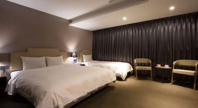 Трёхместный семейный номер Standard Noble Hotel