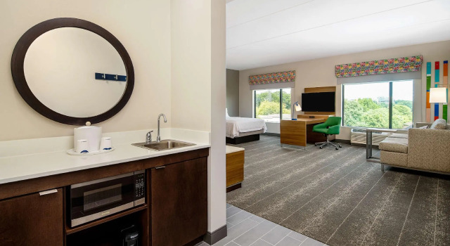 Четырёхместный люкс Hampton Inn & Suites Raleigh Midtown, NC