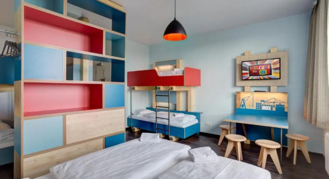 Кровать в общем номере с 6 комнатами MEININGER Hotel Hamburg City Center
