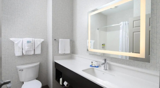 Номер Standard с видом на бассейн Holiday Inn Express Grand Rapids Southwest by IHG