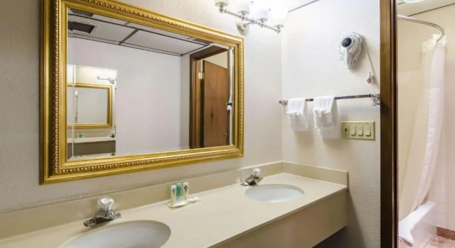 Люкс с видом на бассейн Wyndham Garden Salina Conference Center