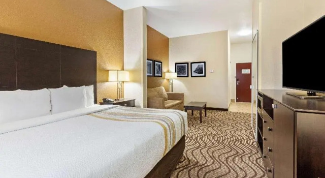 Люкс с красивым видом из окна La Quinta by Wyndham South Bend