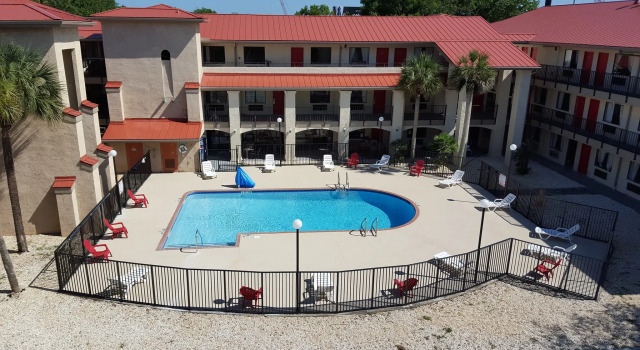 Четырёхместный номер Standard Tricove Inn & Suites