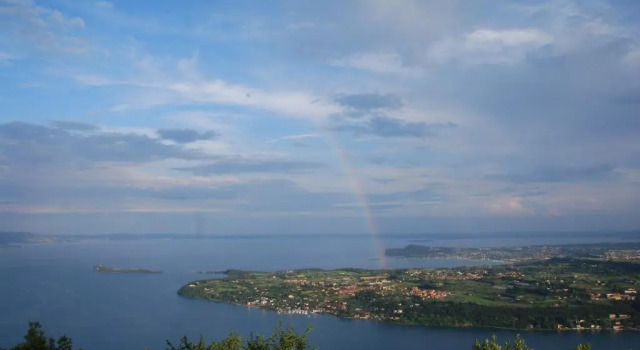 Коттедж Villa Luna Stunning Modern Villa Shared Infinity Pool, Big garden, Fantastic lake view,AC