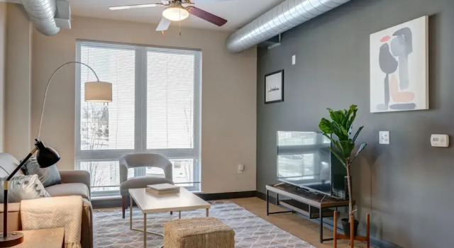 Kasa Family Friendly Westown 2BD Amenity Access Milwaukee, Забронировать Апартаменты/квартира Апартаменты Милуоки, рядом с Aurora Sinai Medical Center, Апартаменты/квартира