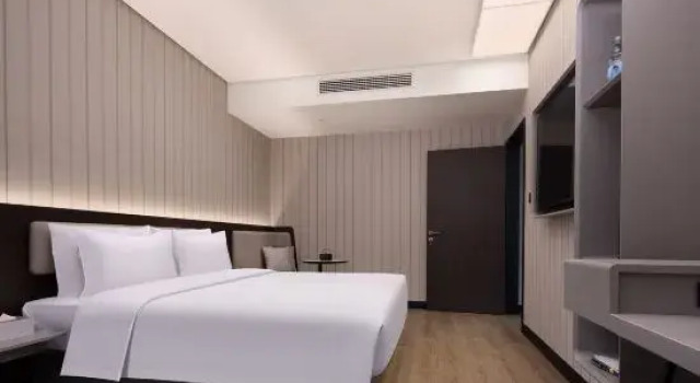 Люкс Deluxe HanTing Hotel (Poyang Lutian Industrial Park Trade City)