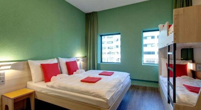Кровать в общем номере (женский номер) MEININGER Hotel Amsterdam City West