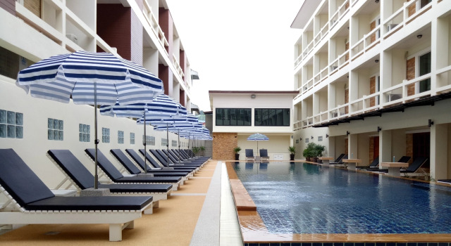 Кровать в общем номере Phangan Pearl Villa