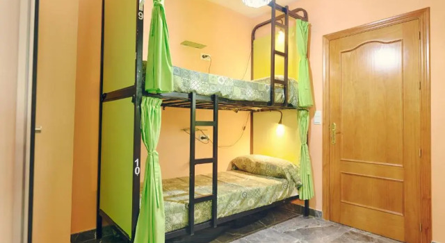 Кровать в общем номере Charming Nerja Hostel
