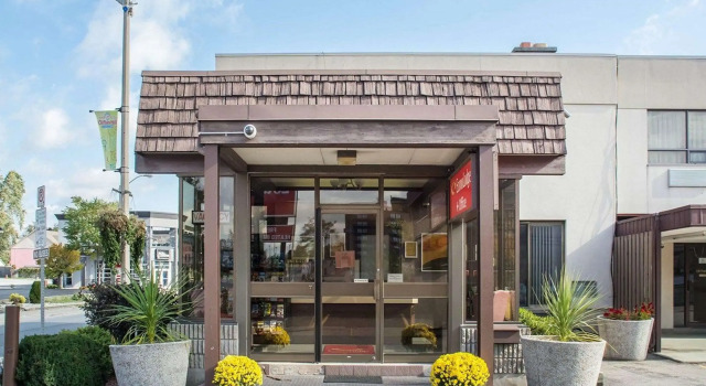 Econo Lodge By the Falls, Забронировать Отель Отели Ниагара Фолс с парковкой, рядом с Крытый аквапарк Фоллсвью, Парковка