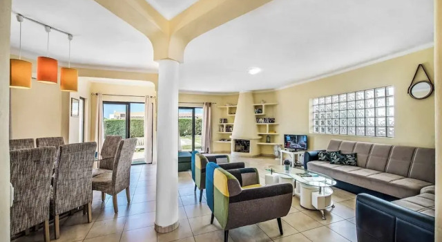 Вилла с 4 комнатами с балконом Villa Charlota