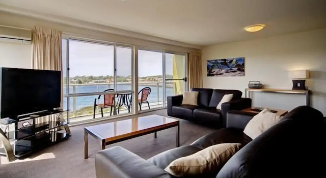 Апартаменты Standard с 2 комнатами с балконом и с видом на озеро Albacore Apartments
