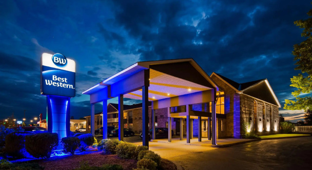 Кровать в общем номере Best Western Smiths Falls Hotel