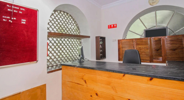 OYO 18849 Hotel Raj Shikhar, Забронировать Отель Отели штата Раджастхана с парковкой, Парковка