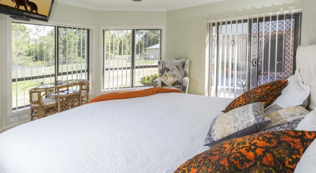 Breakfast with the Kangaroos, Book Hotel Moonee Beach Coffs Coast
