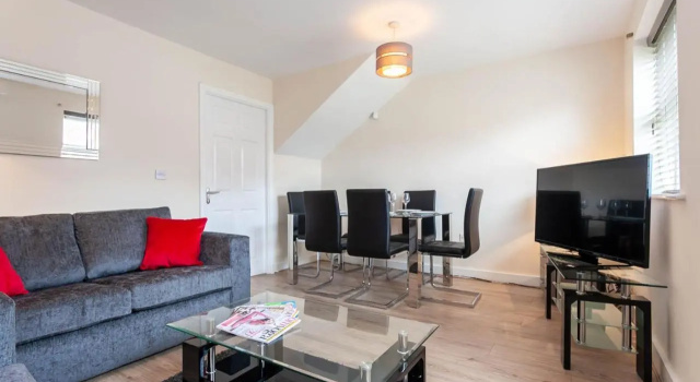 4 bed home, driveway parking ideally located in Latchford, Warrington - Executive St Marys House, Забронировать Отель Уоррингтон Чешир, рядом с Warrington Library