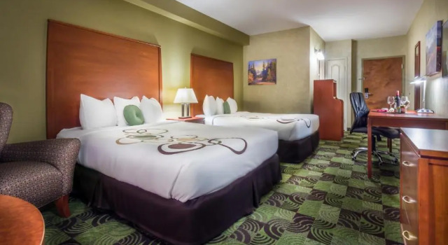 Четырёхместный номер Standard Deerfoot Inn and Casino