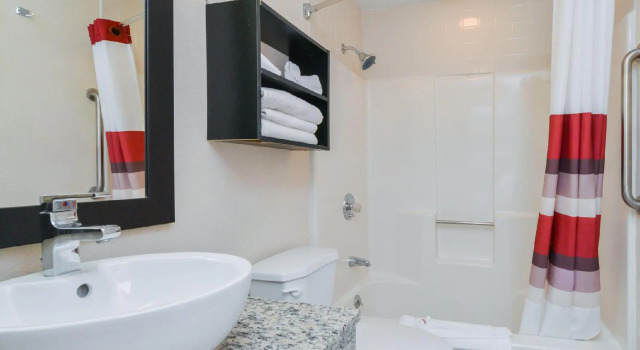 Четырёхместный номер Premium Red Roof Inn PLUS+ & Suites Guilford