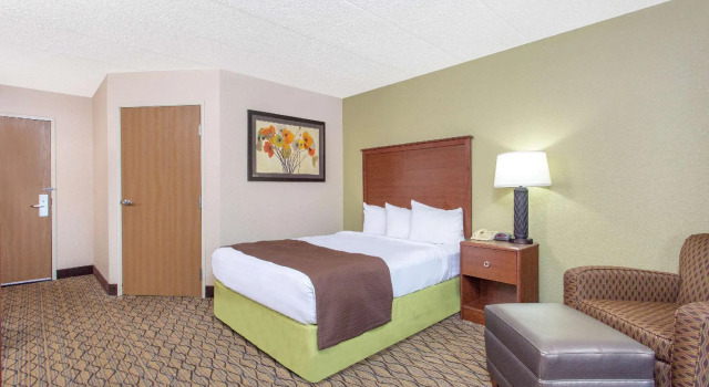 Двухместный номер Standard AmericInn by Wyndham Sheboygan