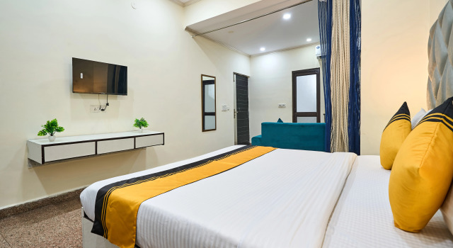 Номер Premium Itsy Hotels Golden Vista Near Noida City Centre