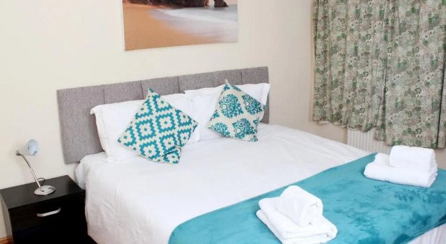 3 Bedroom House For Contractors By Beds Away Short Lets & Serviced Accommodation Oxford With Free Parking for 2 Cars, Забронировать Отель Оксфорд Оксфордшир, рядом с Temple Cowley Pools
