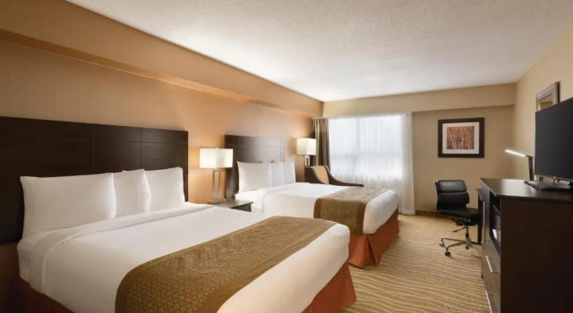 Четырёхместный номер Standard Park Inn by Radisson Toronto-Markham