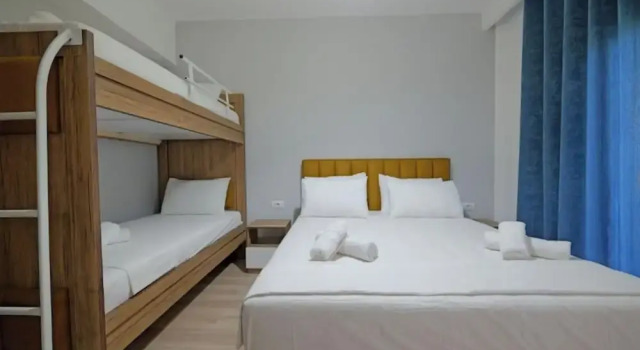 Четырёхместный номер Standard с балконом и с видом на сад Sunny Hotel