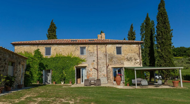 Podere Acqua Calda is an old stone farmhouse, recently renovated, located within walking distance fr-Podere Acqua Calda