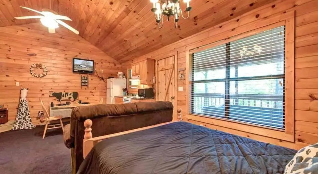 Country Getaway 1 Bedroom Home with Hot Tub