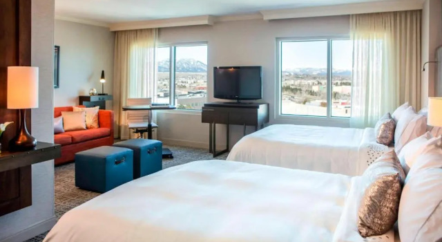 Двухместный люкс с видом на горы Renaissance Boulder Flatiron Hotel