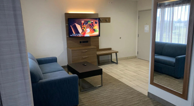 Четырёхместный люкс Holiday Inn Express Hotel & Suites Franklin-Oil City by IHG