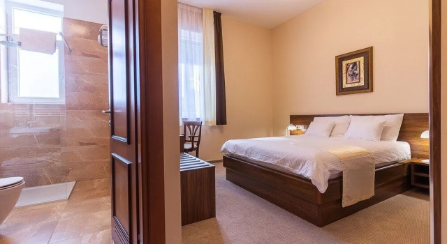 Hotel Maroon